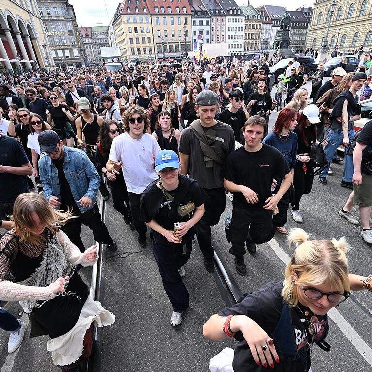 Tanz- und Partydemo: eine Krachparade am Odeonsplatz.