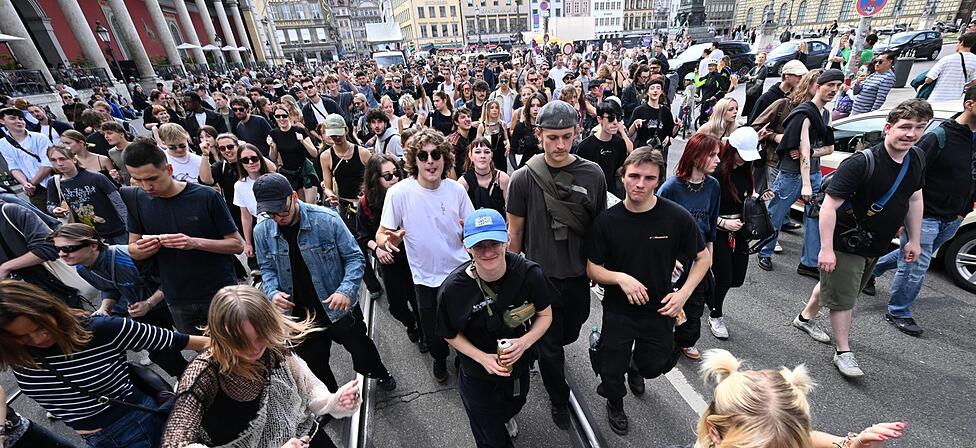 Tanz- und Partydemo: eine Krachparade am Odeonsplatz.