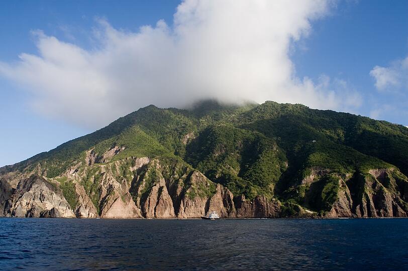 Saba zählt zu den kleinsten Inseln der Niederländischen Antillen und liegt in der östlichen Karibik. Das Eiland ist ein winziges Paradies mit atemberaubender Natur wie dem artenreichen Saba National Park. Trotzdem lauert Gefahr: im Wetter. Denn in den vergangenen 150 Jahren wurde die Insel öfter von Hurrikans heimgesucht als jede andere Region auf der Welt. Saba zählt zu den kleinsten Inseln der Niederländischen Antillen und liegt in der östlichen Karibik. Das Eiland ist ein winziges Paradies mit atemberaubender Natur wie dem artenreichen Saba National Park. Trotzdem lauert Gefahr: im Wetter. Denn in den vergangenen 150 Jahren wurde die Insel öfter von Hurrikans heimgesucht als jede andere Region auf der Welt.