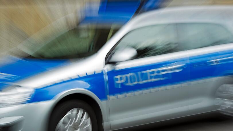 Eine 38-jährige Radlerin in der Au stürzt und verletzt sich am Kopf. Eine Polizistin hatte sie beim Aussteigen aus ihrem Dienstwagen übersehen. Eine 38-jährige Radlerin in der Au stürzt und verletzt sich am Kopf. Eine Polizistin hatte sie beim Aussteigen aus ihrem Dienstwagen übersehen.