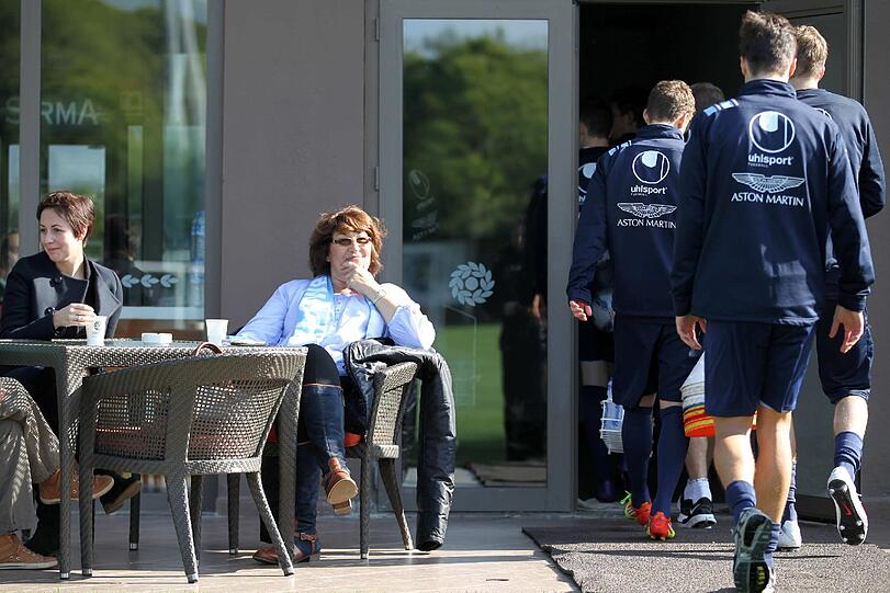 "Ideale Bedingungen": Die Löwen rennen über den Rasen in Belek und Dieter Schneider schaut cool mit Sonnebrille zu. Die besten Bilder vom Trainingslager