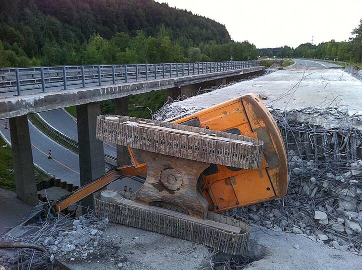 Ein dramatischer Unfall hat sich am Montagabend auf einer Baustelle an der A95 bei Großweil abgespielt - zwei Bagger stürzten von einer Brücke, ein Mann wurde bei dem Unfall schwer verletzt. Sehen Sie hier die Bilder.