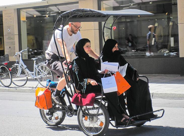 Mit der Rikscha zum Shopping: Arabische Touristinnen kaufen gern in München ein &ndash; wie hier in der Maximilianstraße.
