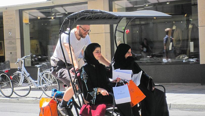 Mit der Rikscha zum Shopping: Arabische Touristinnen kaufen gern in München ein – wie hier in der Maximilianstraße. Mit der Rikscha zum Shopping: Arabische Touristinnen kaufen gern in München ein – wie hier in der Maximilianstraße.