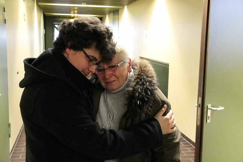 Umarmung im Gerichtsflur: Barbara B. wird von ihrem Lebensretter David L. getröstet.