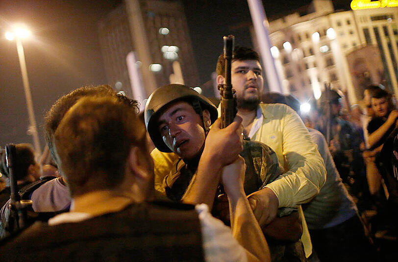 In der Türkei ist in der Nacht auf Samstag ein Militärputsch gescheitert. Die Bilder einer dramatischen Nacht.
