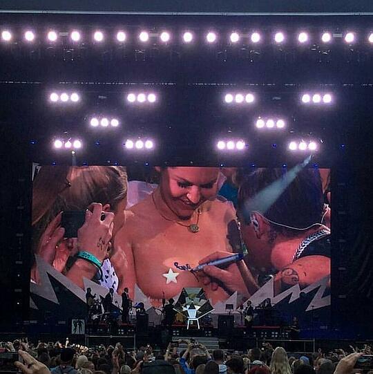 Ines Anioli kam ihrem Idol Robbie Williams ganz nah. Bei einem Dresdner Konzert signierte der Entertainer die Brüste der "Sexvergnügen"-Podcasterin. Die dralle Blondine war glücklich und tausende Konzertbesucher jubelten.