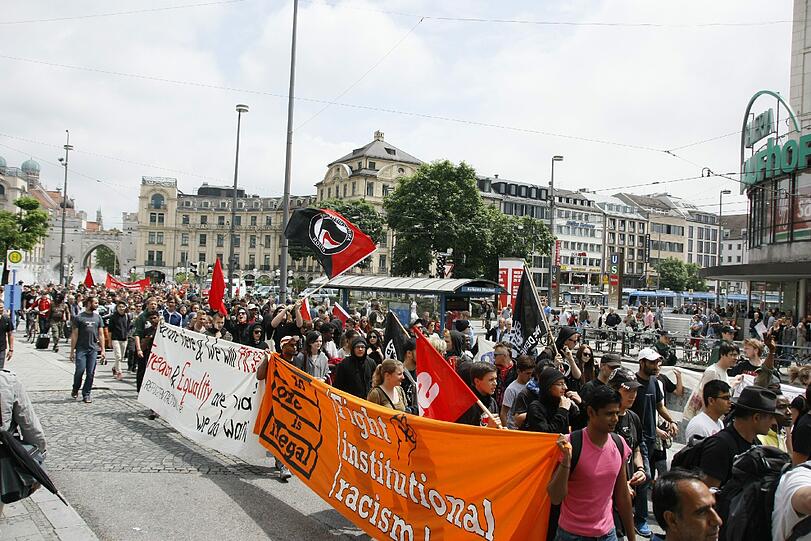 Rund 350 Menschen demonstrierten am Samstag für eine Verbesserung der Situation von Flüchtlingen.