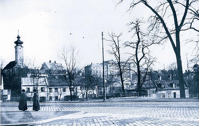 Blick über die Montgelasstraße nach Süden &ndash; im Hintergrund ist die Bogenhauser Kirche zu sehen. Das Foto wurde vor rund 100 Jahren aufgenommen.