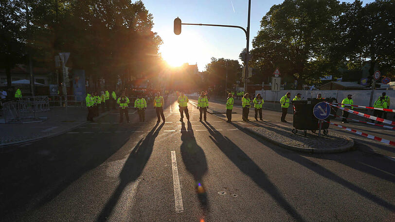 Security-Einsatzkräfte am Festgelände.