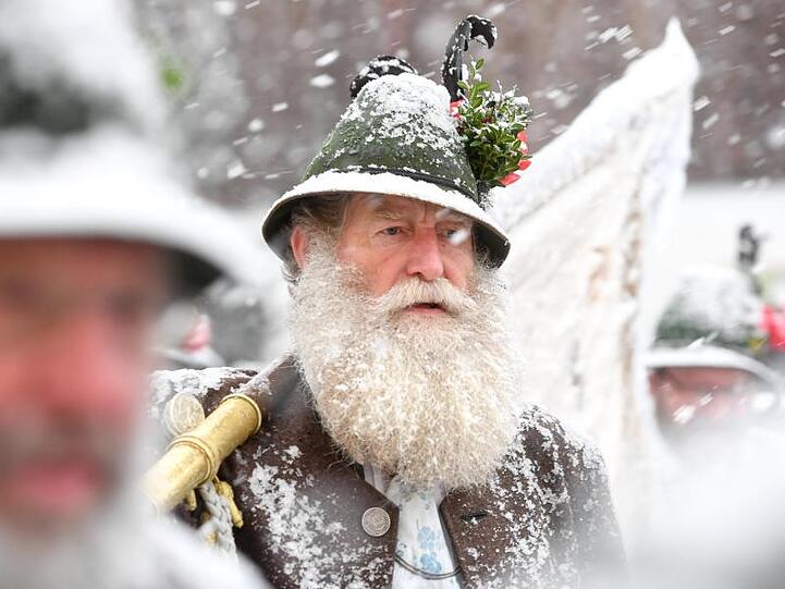 Gebirgsschützen nehmen bei einer Gedenkfeier für die Opfer der "Sendlinger Mordweihnacht" teil. Foto: Tobias Hase/dpa/Archivbild