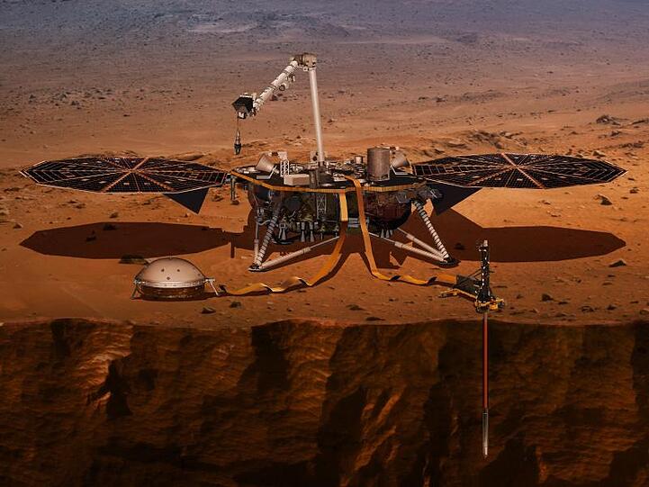 Bei der Arbeit: Die Computer-Visualisierung zeigt den Lander "InSight" bei einer Probebohrung auf dem Mars.