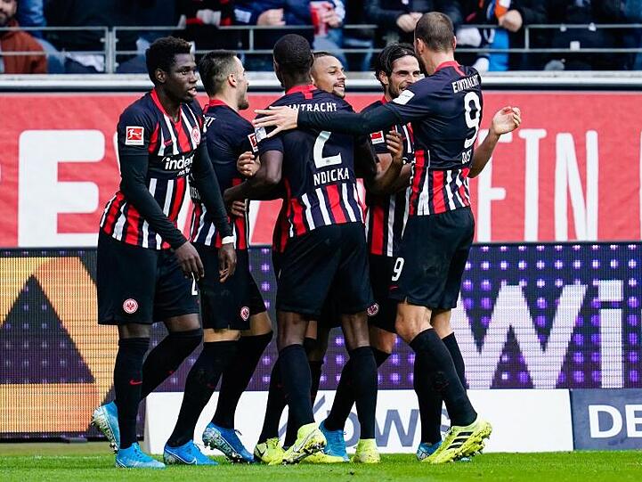 Die Eintracht-Spieler feierten einen klaren Sieg gegen die Bayern.