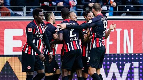 Die Eintracht-Spieler feierten einen klaren Sieg gegen die Bayern.