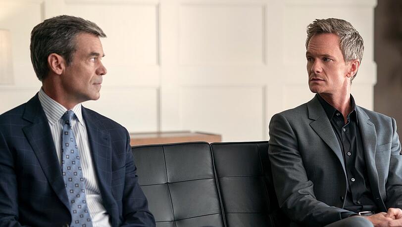 Neil Patrick Harris (r.) als Michael Lawson und Tuc Watkins als Colin McKenna in "Uncoupled". Neil Patrick Harris (r.) als Michael Lawson und Tuc Watkins als Colin McKenna in "Uncoupled".