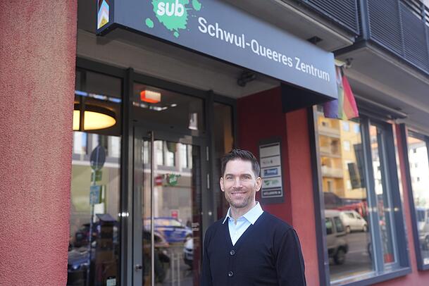 Gesch&auml;ftsf&uuml;hrer Kai Kundrath vor dem Schwul-Queeren Zentrum Sub in der M&uuml;llerstra&szlig;e.