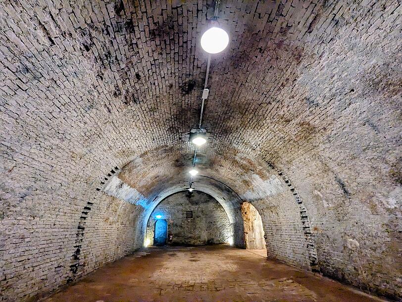 Rein ins Innere des Lindenkellers: Im Hang befanden sich hier fr&uuml;her vier Keller f&uuml;r Bierf&auml;sser. Nur bei F&uuml;hrungen kann man in den historischen Bau hineinschauen.