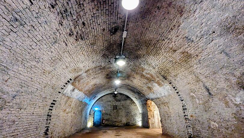 Rein ins Innere des Lindenkellers: Im Hang befanden sich hier fr&uuml;her vier Keller f&uuml;r Bierf&auml;sser. Nur bei F&uuml;hrungen kann man in den historischen Bau hineinschauen.