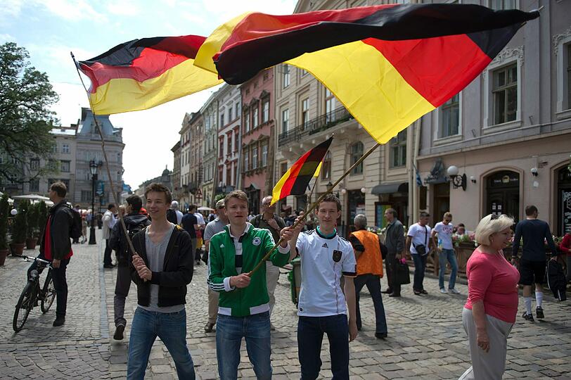 Deutsche Fans vor dem Portugal-Sieg - friedlich und fröhlich in Lemberg unterwegs.