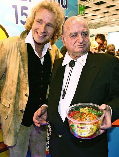 Seit 23 Jahren ist Thomas Gottschalk (l) das Werbegesicht von Riegels Unternehmen Haribo.