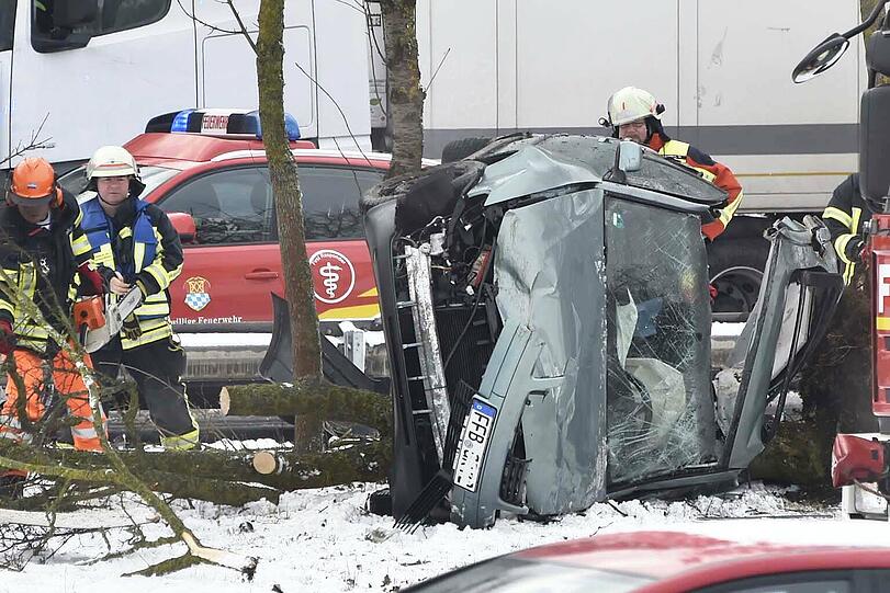Die Feuerwehr musste eine schwer verletzte Person aus dem Unfallwrack bergen.