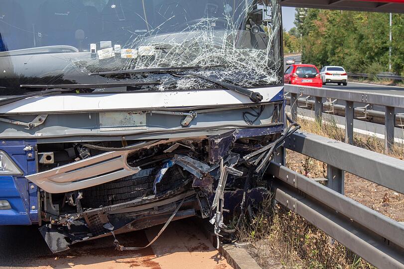 Der Pkw wurde komplett zerstört, sowohl die Fahrerin als auch der Fahrer erlitten schwere Verletzungen. Auch viele Insassen im Bus wurden verletzt. Die Bilder vom Unfallort auf der A73 bei Nürnberg.