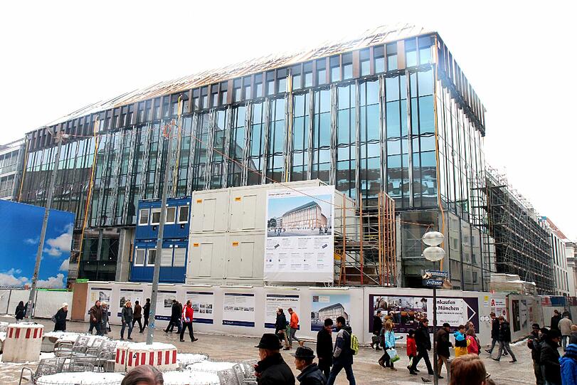 Joseph-Pschorr-Haus: Eng ist&rsquo;s auf dem Grundstück zwischen Neuhauser Straße, Eisenmannstraße und Altheimer Eck. Auf nur 5000 Quadratmetern &ndash; etwas kleiner als ein Fußballfeld &ndash; baut die Bayerische Hausbau seit Frühjahr 2011 das &bdquo;Joseph-Pschorr-Haus&ldquo; mit 25 Luxus-Wohnungen im vierten und fünften Stock, großem Lichthof und öffentlicher Tiefgarage. Wo einst die Pschorr-Bierhallen standen und Richard Strauss geboren wurde, ziehen in den unteren Etagen SportScheck und die Labels Mango und Forever 21 ein. Die hohe Fensterfront zur Neuhauser Straße ist fertig &ndash; bis auf ein paar Abdeckungen. An der engen Eisenmannstraße sieht&rsquo;s dagegen etwas mehr nach Baustelle aus. Lange dauert der Bau aber nicht mehr: Die Eröffnung ist für Herbst geplant, die Wohnungen werden ab Sommer vermietet.