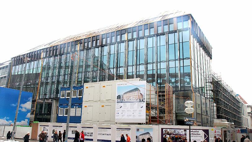Joseph-Pschorr-Haus: Eng ist’s auf dem Grundstück zwischen Neuhauser Straße, Eisenmannstraße und Altheimer Eck. Auf nur 5000 Quadratmetern – etwas kleiner als ein Fußballfeld – baut die Bayerische Hausbau seit Frühjahr 2011 das „Joseph-Pschorr-Haus“ mit 25 Luxus-Wohnungen im vierten und fünften Stock, großem Lichthof und öffentlicher Tiefgarage. Wo einst die Pschorr-Bierhallen standen und Richard Strauss geboren wurde, ziehen in den unteren Etagen SportScheck und die Labels Mango und Forever 21 ein. Die hohe Fensterfront zur Neuhauser Straße ist fertig – bis auf ein paar Abdeckungen. An der engen Eisenmannstraße sieht’s dagegen etwas mehr nach Baustelle aus. Lange dauert der Bau aber nicht mehr: Die Eröffnung ist für Herbst geplant, die Wohnungen werden ab Sommer vermietet. Joseph-Pschorr-Haus: Eng ist’s auf dem Grundstück zwischen Neuhauser Straße, Eisenmannstraße und Altheimer Eck. Auf nur 5000 Quadratmetern – etwas kleiner als ein Fußballfeld – baut die Bayerische Hausbau seit Frühjahr 2011 das „Joseph-Pschorr-Haus“ mit 25 Luxus-Wohnungen im vierten und fünften Stock, großem Lichthof und öffentlicher Tiefgarage. Wo einst die Pschorr-Bierhallen standen und Richard Strauss geboren wurde, ziehen in den unteren Etagen SportScheck und die Labels Mango und Forever 21 ein. Die hohe Fensterfront zur Neuhauser Straße ist fertig – bis auf ein paar Abdeckungen. An der engen Eisenmannstraße sieht’s dagegen etwas mehr nach Baustelle aus. Lange dauert der Bau aber nicht mehr: Die Eröffnung ist für Herbst geplant, die Wohnungen werden ab Sommer vermietet.