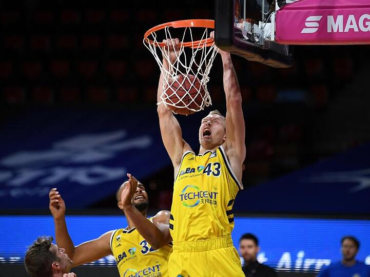 Im ersten Spiel des BBL-Turnier konnten sich die Berliner um Luke Sikma knapp gegen Frankfurt durchsetzen.