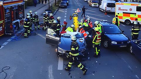 Für die Zeit der Rettungsmaßnahmen und Unfallaufnahmen war die Passauerstraße vorübergehend komplett gesperrt.