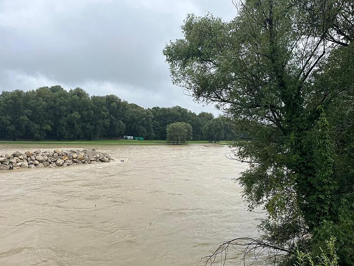 Isar-Bilder vom Dienstag – mit deutlich mehr Wasser als üblich.