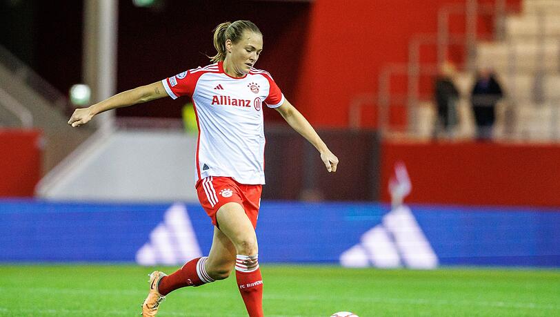 Magdalena Eriksson vom FC Bayern München spielt den Ball.