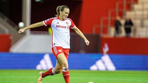 Magdalena Eriksson vom FC Bayern München spielt den Ball.