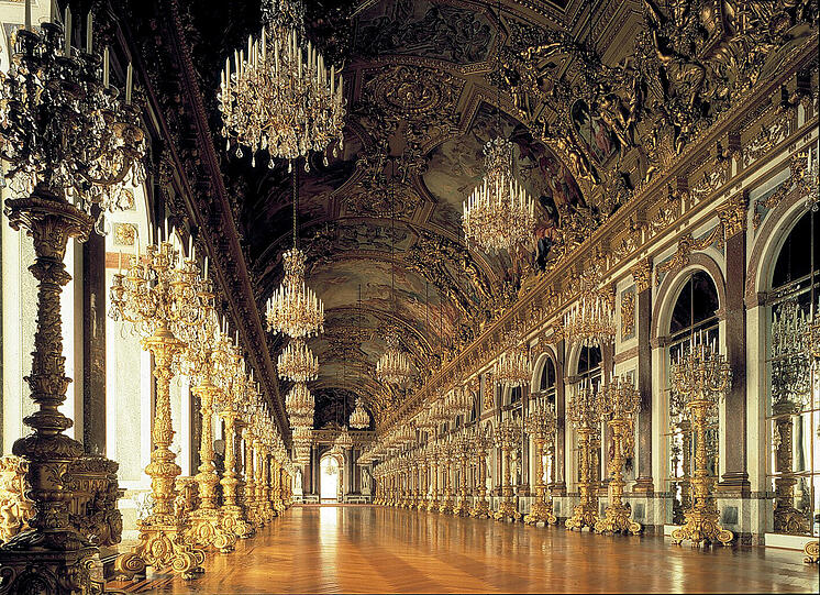 Herrenchiemsee ist eine Hommage an den Sonnenkönig Ludwig XIV. Die oberbayerische Spiegelgalerie ist länger als das Original in Versailles.