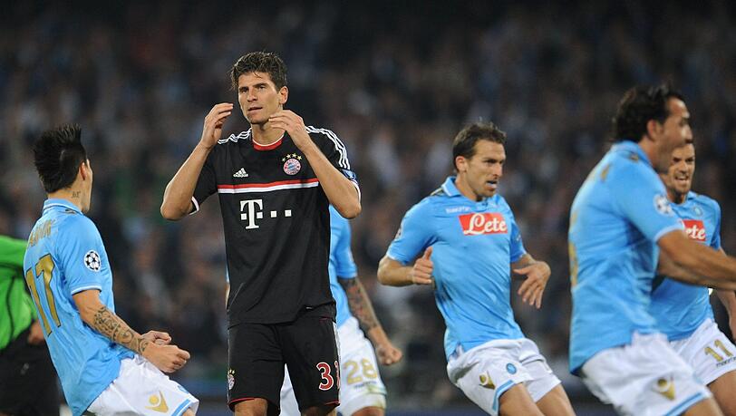 War er von einem Laserpointer irritiert worden? - Mario Gomez nach dem verschossenen Elfmeter gegen den SSC Neapel. War er von einem Laserpointer irritiert worden? - Mario Gomez nach dem verschossenen Elfmeter gegen den SSC Neapel.