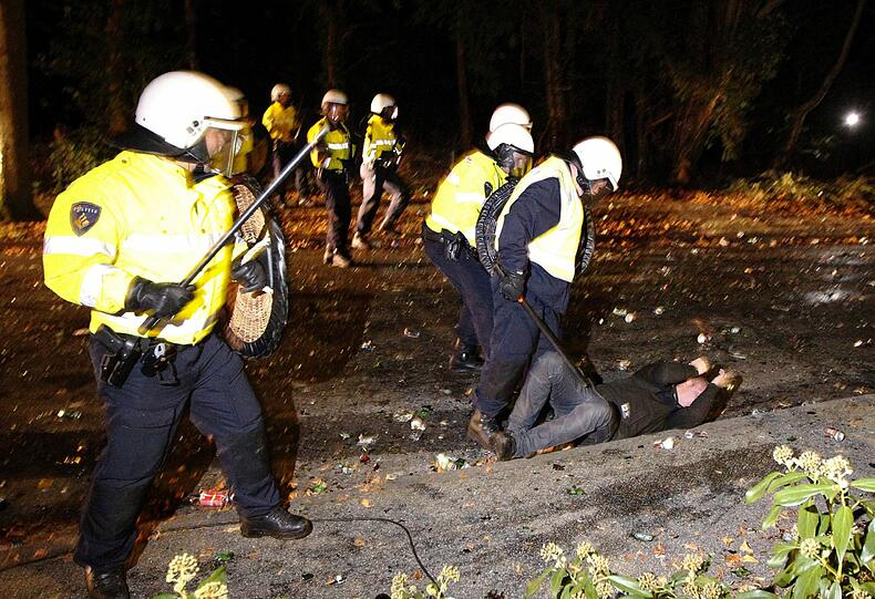 Brandsätze, Prügel, Blut: In der niederländischen Stadt Haren geriet eine Facebook-Party vollkommen außer Kontrolle.