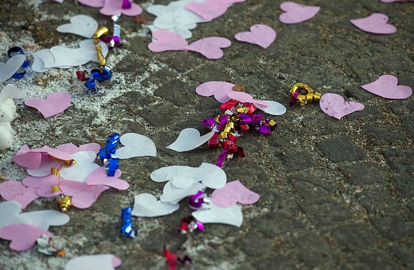 Papierherzen liegen in Hamburg vor dem Standesamt in Altona. Insgesamt 77 Paare lassen sich am 12.12.2012 auf Hamburgs Standesämtern trauen.