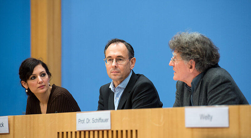 Naika Foroutan (l-r), stellvertretende Direktorin des Berliner Instituts für empirische Integrations- und Migrationsforschung (BIM), Andreas Zick, Leiter des Instituts für interdisziplinäre Konflikt- und Gewaltforschung an der Uni Bielefeld und Werner Schiffauer, Vorsitzender des Rats für Migration, äußern sich am 05.01.2015 bei einer Pressekonferenz in Berlin zu Möglichkeiten des Umgangs mit der "Pegida"-