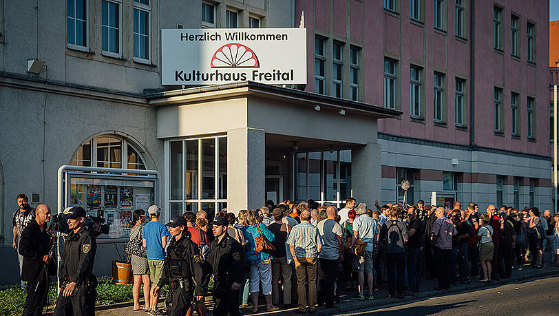Gleich zu Beginn der Versammlung gab es heftige Proteste, als der Saal wegen Überfüllung geschlossen wurde. Gleich zu Beginn der Versammlung gab es heftige Proteste, als der Saal wegen Überfüllung geschlossen wurde.