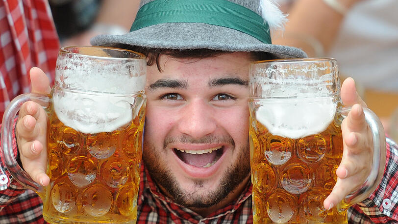 Essen & Trinken: 2014 tranken die Gäste 7,7 Millionen Maß Bier. Dazu verzehrten sie rund 500 000 Brathähnchen, 112 Ochsen und 48 Kälber. Essen & Trinken: 2014 tranken die Gäste 7,7 Millionen Maß Bier. Dazu verzehrten sie rund 500 000 Brathähnchen, 112 Ochsen und 48 Kälber.