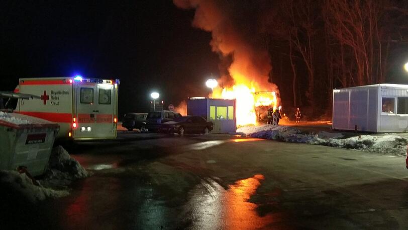 Am frühen Sonntagmorgen brannte ein Reisebus am Grenzübergang Walserberg komplett aus. Die Bilder vom Einsatz.