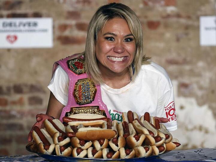 Miki Sudo freut sich über ihren neuen Rekord im Hotdog-Wettessen.