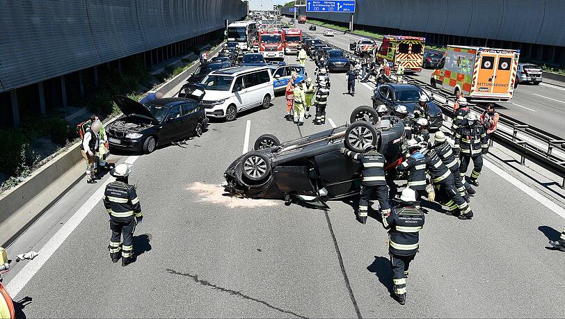 Ein Kia landet auf dem Dach nach einem Auffahrunfall.
