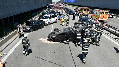 Ein Kia landet auf dem Dach nach einem Auffahrunfall.