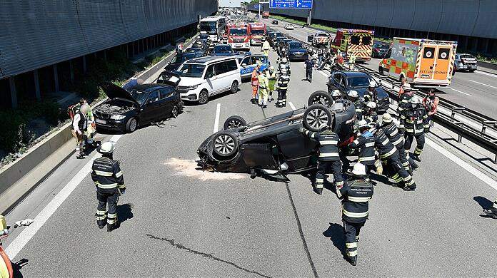 Ein Kia landet auf dem Dach nach einem Auffahrunfall.