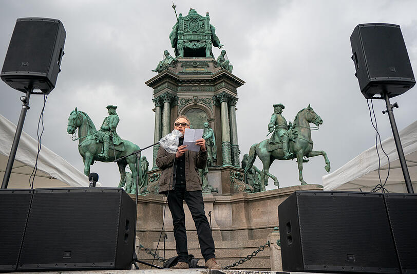 Josef Hader spricht bei der "2-Meter-Abstand Demo für Kunst & Kultur" in Wien.