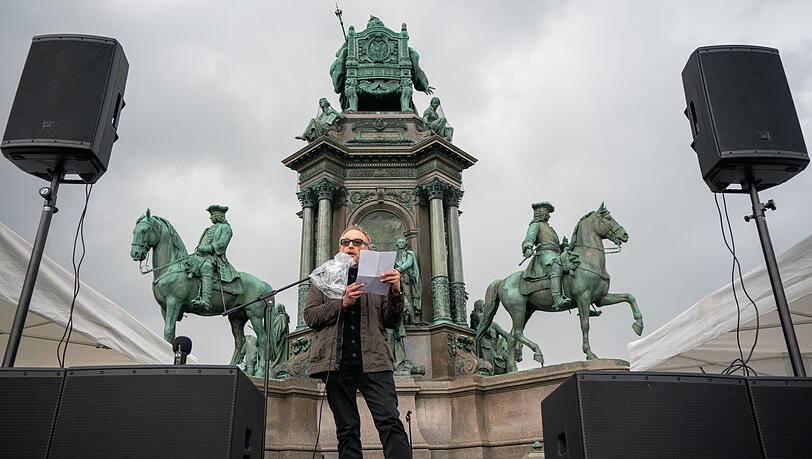 Josef Hader spricht bei der "2-Meter-Abstand Demo für Kunst & Kultur" in Wien. Josef Hader spricht bei der "2-Meter-Abstand Demo für Kunst & Kultur" in Wien.