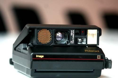 Eine Sofortbildkamera von Polaroid.