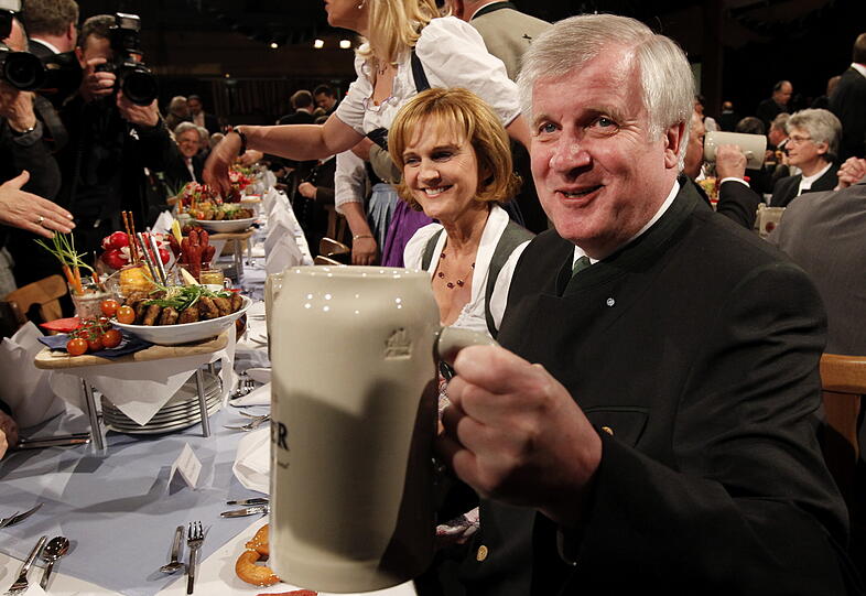 Neben den Damen, waren natürlich auch Herren geladen. Horst Seehofer bekam besonders viel Fett ab.