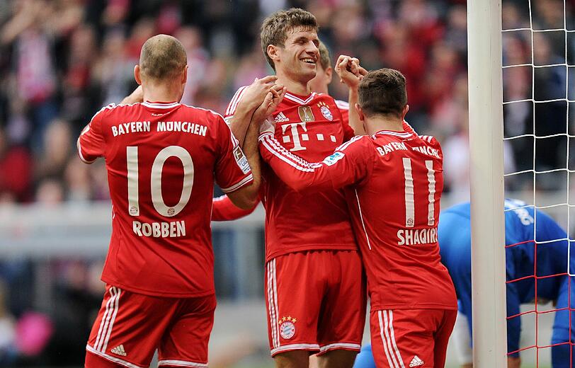 THOMAS MÜLLER - NOTE 3 - In Abwesenheit von Götze ungewohnterweise mal zentral aufgeboten. Das Kurzpassspiel ist seins nicht. Stahl sich oft in freie Räume davon, schoss aber keinmal aufs Tor.